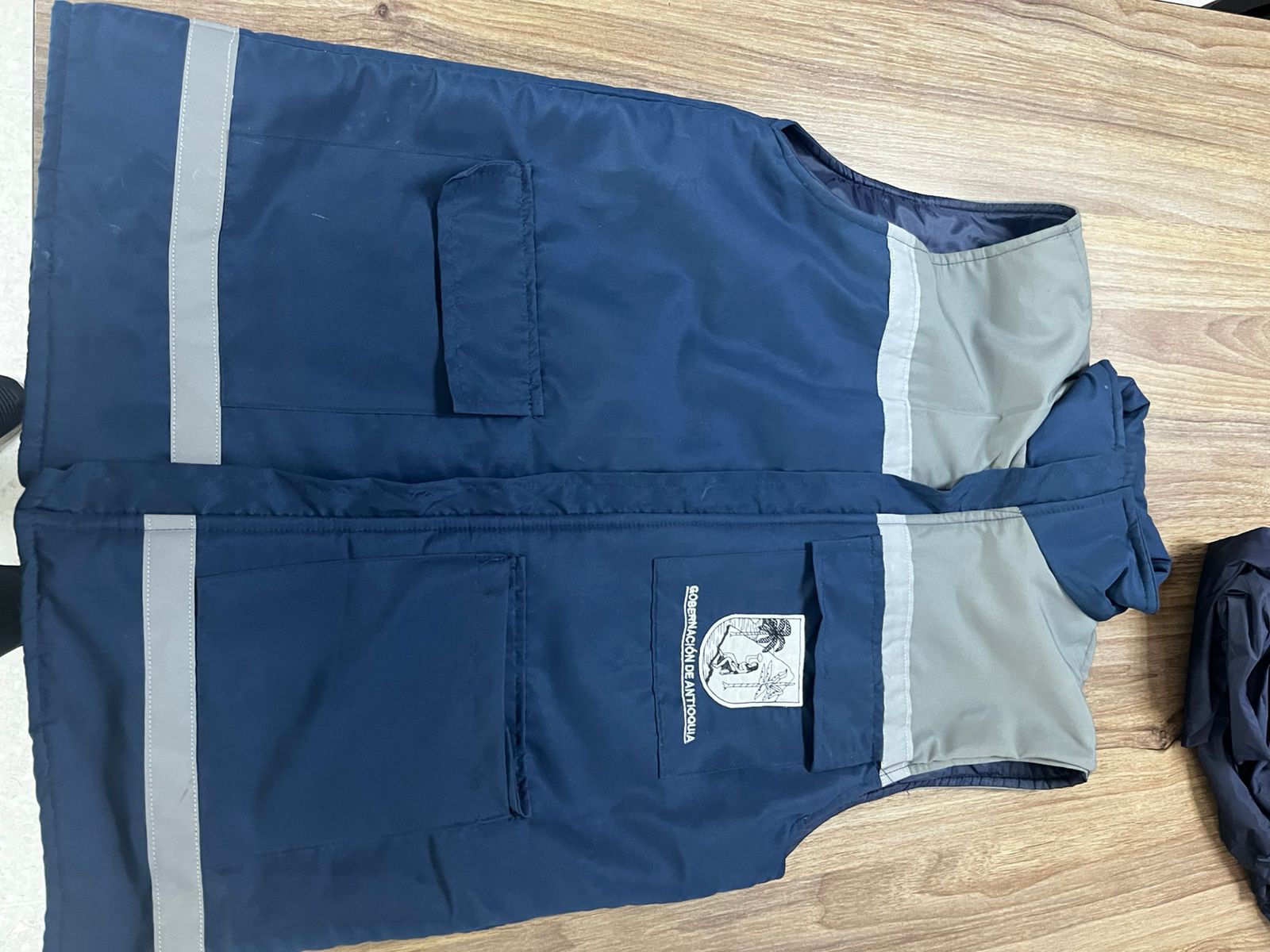 Chaqueta de dotación institucional bordada para la Gobernación de Antioquia