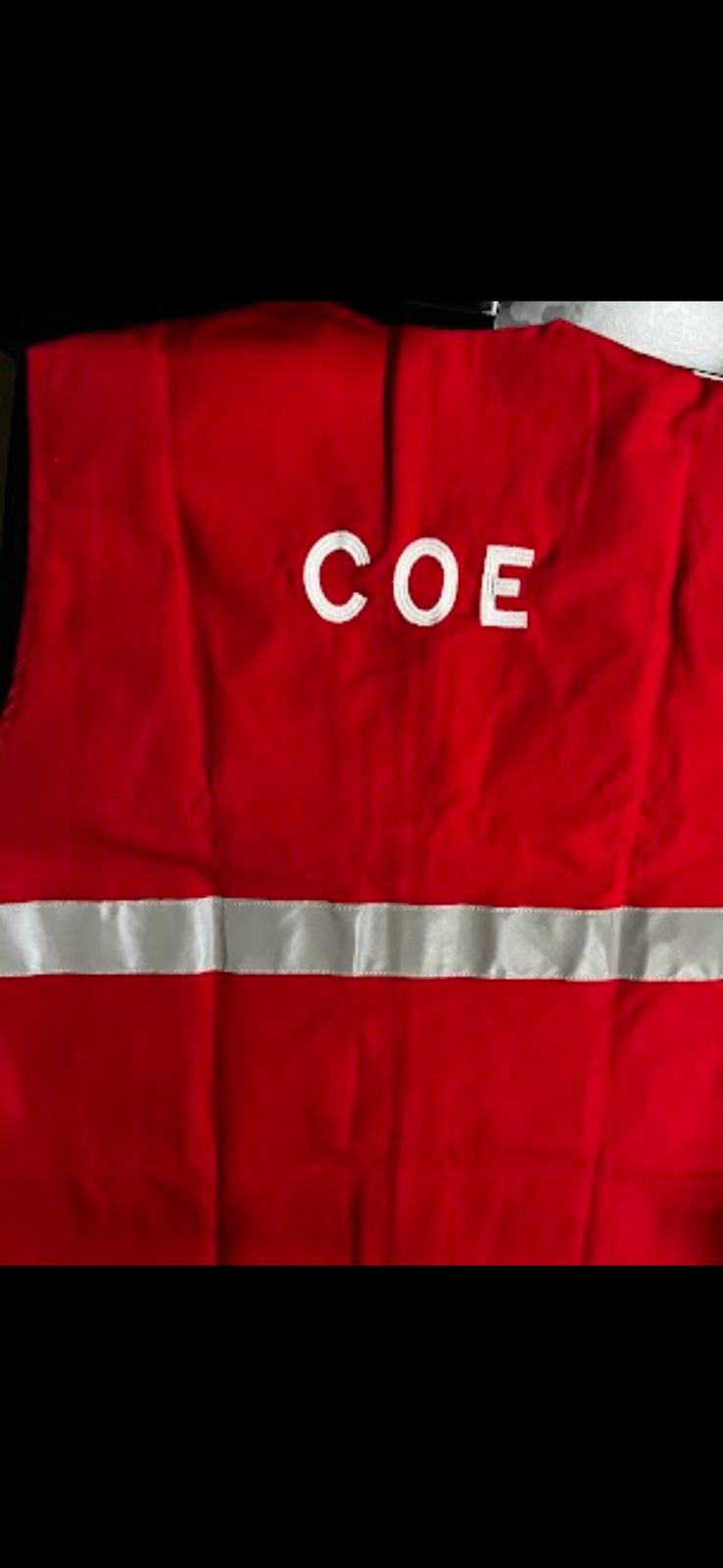 Persona equipada con traje y elementos de protección personal para rescate