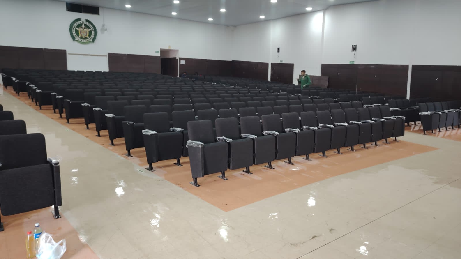 Instalación de sillería en auditorio institucional