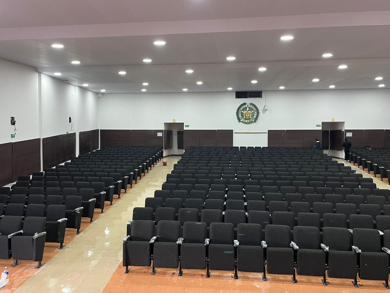 Montaje de sillería de auditorio en proceso